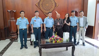 Thăm hỏi, trao quà động viên cán bộ chiến sĩ Sư đoàn 370 và 367 