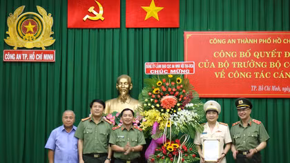 Trao quyết định Phó Giám đốc Công an TP Hồ Chí Minh 