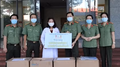 Trao tặng vật tư y tế cho Bệnh viện Công an TP Hồ Chí Minh