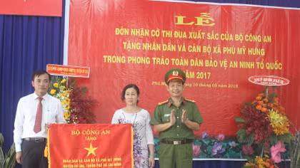 Xã Phú Mỹ Hưng đón nhận Cờ Thi đua xuất sắc của Bộ Công an 