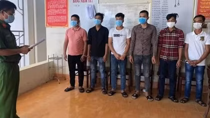 Bắt 10 đối tượng thuê khách sạn chơi ma túy giữa mùa dịch
