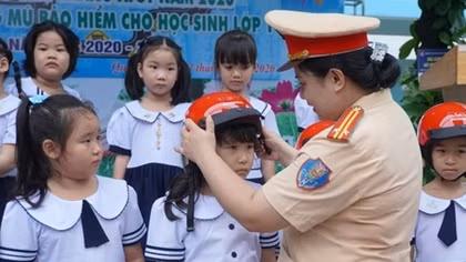Phát miễn phí 8.830 mũ bảo hiểm đạt chuẩn cho học sinh lớp 1