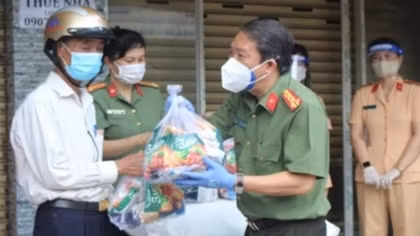 Công an TP Thủ Đức trao tặng thiết bị y tế và nhu yếu phẩm 