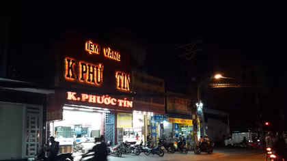 Giả mua dây chuyền vàng rồi cướp giật lên xe tẩu thoát