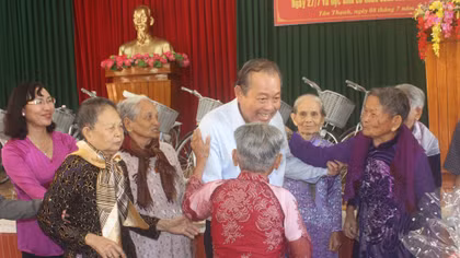 Phó Thủ tướng Thường trực Trương Hòa Bình thăm Mẹ Việt Nam Anh hùng 