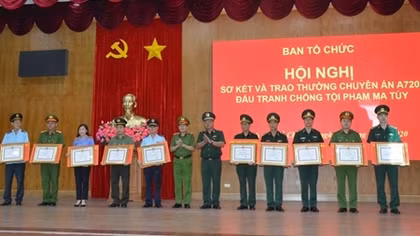 Khen thưởng thành tích khám phá đường dây ma túy lớn qua đường biển