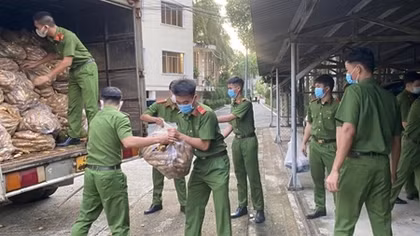 Công an tỉnh Đắk Nông ủng hộ 12 tấn nông sản cho TP Hồ Chí Minh