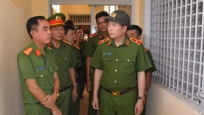 Thứ trưởng Lê Quốc Hùng kiểm tra tình hình thực hiện dự án trại tạm giam 