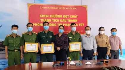 Khen thưởng 3 tập thể có thành tích triệt phá tụ điểm mua bán trái phép chất ma túy 