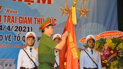 Trại giam Thủ Đức đón nhận Huân chương Bảo vệ Tổ quốc hạng Nhất