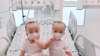 Trúc Nhi - Diệu Nhi về chung một giường, thích thú với khẩu trang làm đẹp