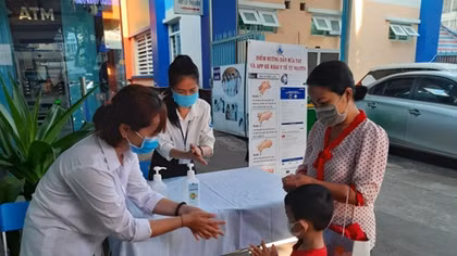 Lo sợ COVID-19 nhiều phụ huynh không đưa trẻ đi chích ngừa