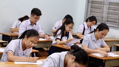 Phụ huynh hồi hộp chờ con rời phòng thi