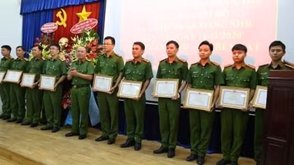 Khen thưởng đơn vị khám phá vụ cướp ngân hàng SHB 