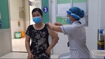 Người dân cần được tiêm vaccine phòng COVID-19 trong thời gian sớm nhất