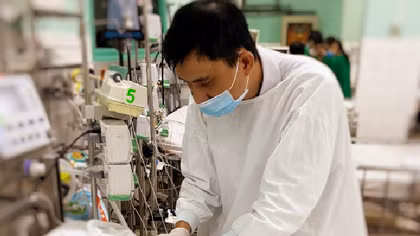 Bé 2 tuổi bị chó cắn rách cổ