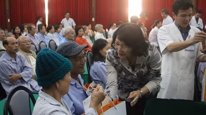 Phó Chủ tịch nước thăm và tặng quà Tết cho bệnh nhân ung thư