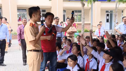 Tặng hơn 1000 mũ bảo hiểm cho học sinh