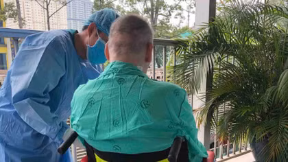 Phi công người Anh đã ngồi xe lăn tắm nắng