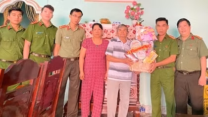 Thăm và tặng quà gia đình nguyên Phó trưởng Công an xã hy sinh