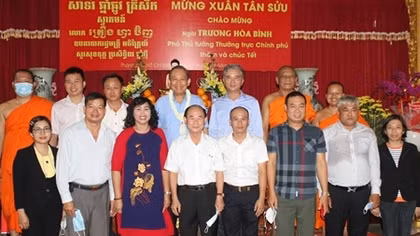 Phó Thủ tướng Thường trực thăm hỏi, tặng quà Tết tại chùa Chăn Ta Răng Sây