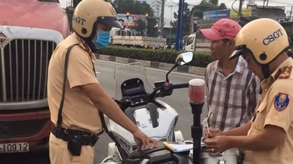 CSGT Bình Dương dán thông báo phạt nguội trên kính ô tô vi phạm