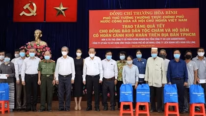 Phó Thủ tướng Thường trực Trương Hòa Bình tặng quà Tết cho đồng bào Chăm 