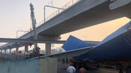 Bất ngờ về nguyên nhân container kéo sập dầm cầu bộ hành 