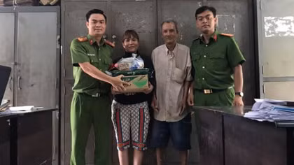 Công an phường tìm được người thân cho ông lão bị lạc