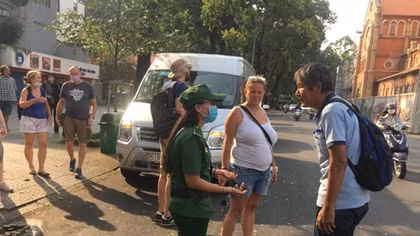 Ngày đầu tiên đeo khẩu trang bắt buộc, người đeo người không