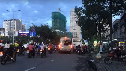Nhiều xe cố tình dừng đón khách nơi có biển cấm