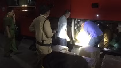 Gần 1 tấn thịt trâu và thực phẩm không nguồn gốc "theo" xe khách