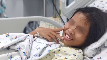 Bé gái "uống một vốc thuốc tây" để tự tử vì nghĩ cha mẹ ít thương 