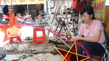 Lồng đèn trung thu truyền thống được người dân tìm mua