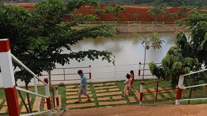 Bé gái bị đuối nước thương tâm