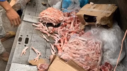Phát hiện hơn một tấn thịt đông lạnh không rõ nguồn gốc