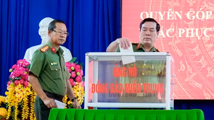 Công an Bình Phước ủng hộ tiền và gói bánh tét gửi đồng bào miền Trung
