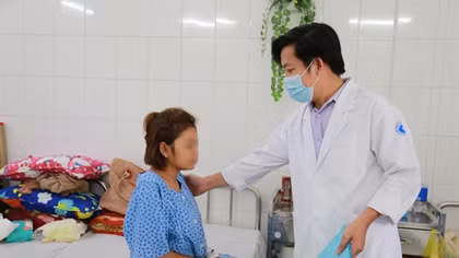 Thiếu phụ có 2 tử cung sinh con trai đầu lòng