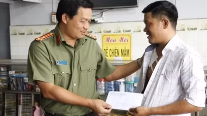 Thăm hỏi thành viên CLB phòng chống tội phạm bị thương 