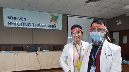 Bác sĩ làm mũ bảo hộ phòng ngừa COVID-19 chỉ 5.000 đồng