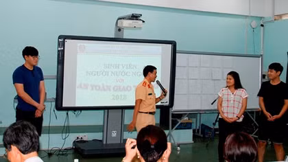 Tuyên truyền Luật Giao thông đường bộ cho sinh viên là người nước ngoài 
