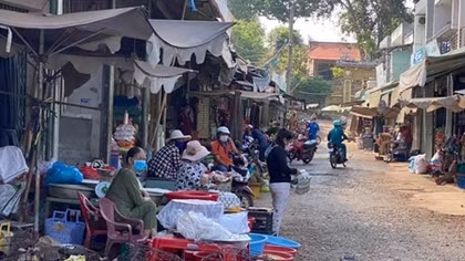 Chống dịch COVID-19, Bình Phước phát phiếu cho các hộ dân đi chợ 