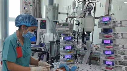 Hãy cứu giúp bé trai 12 tuổi bị viêm cơ tim cấp rất nguy kịch