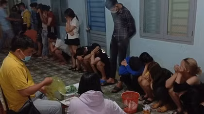 Chủ nhà nghỉ cùng hàng chục thanh niên mở "tiệc" ma túy