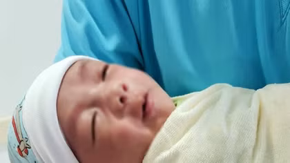 Bé trai bị bỏ rơi bên đường đã được xuất viện