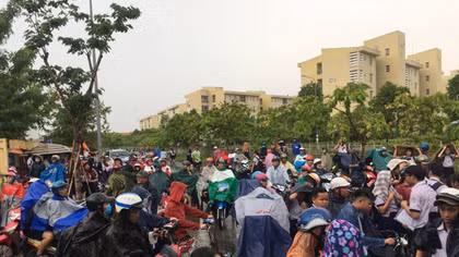 Phụ huynh đội mưa đón con đi thi vào lớp 10
