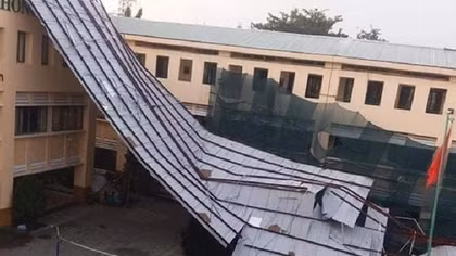 Trường bị lốc tốc mái nên học sinh dời đến một số trường khác để học