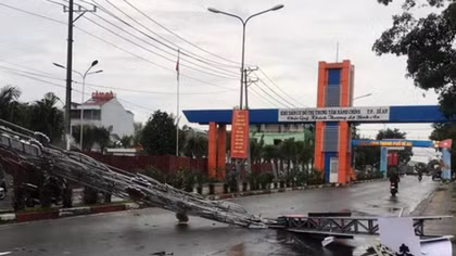 Dĩ An tháo dỡ cổng chào trên đường phố để tránh tai họa
