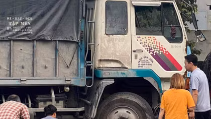 Xe tải lao vào nhiều người đi đường và một quán cơm ở Bình Dương