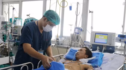 Người đàn ông bị rắn cắn đã được rút ống thở và tự thở tốt